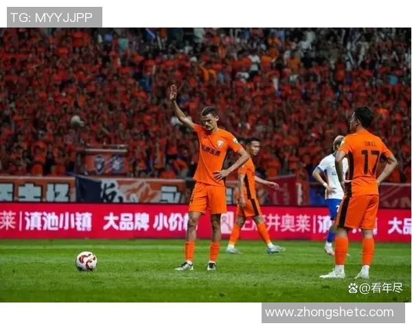 足球十七号球星右边锋展现非凡速度与精准技术引领球队冲击冠军